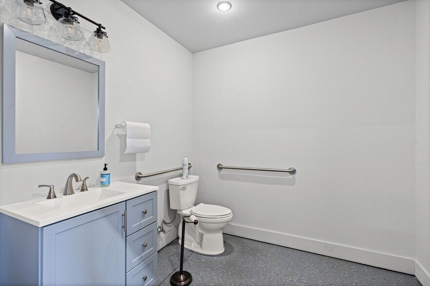 More Photos Of 1 Charlton Rd, Ballston Spa Freestanding For Lease