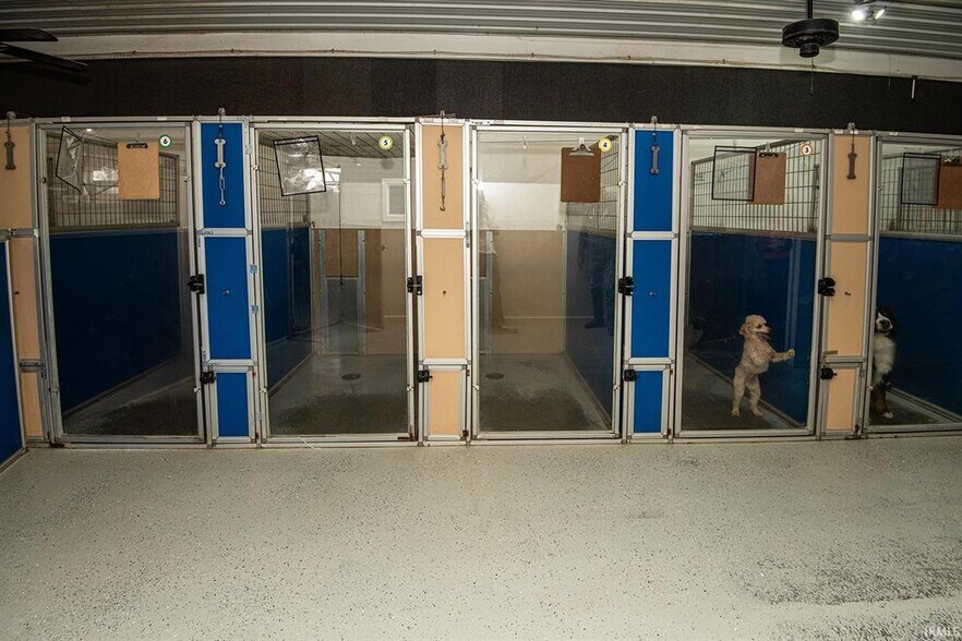 More Photos Of 433 S Hickory Corner Rd, Vincennes Veterinarian Kennel For Sale