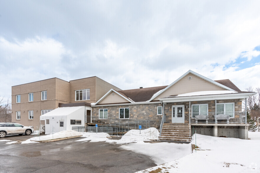 Primary Photo Of 573 Rue De Bernières, Lévis Medical For Lease