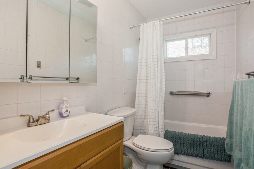 More Photos Of 626 Canal Rd, Mount Sinai Office For Lease