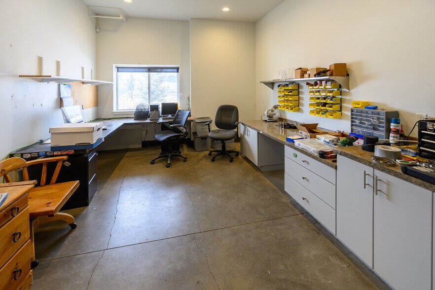 More Photos Of 275 W Barclay Dr, Sisters Distribution For Sale