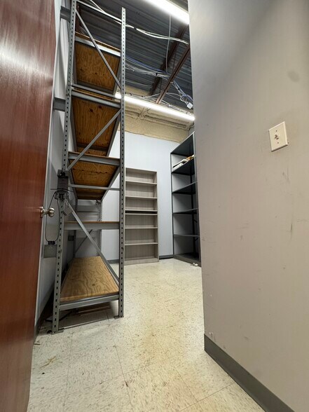 More Photos Of 300 Corporate Plz, Islandia Office For Lease