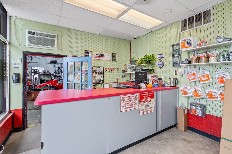 More Photos Of 1001-1003 Calumet Ave, Valparaiso Auto Repair For Sale