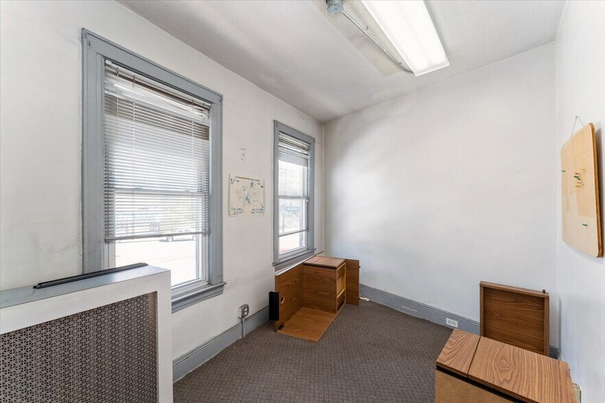 More Photos Of 13210 Hillside Ave, Richmond Hill Storefront Retail Office For Sale