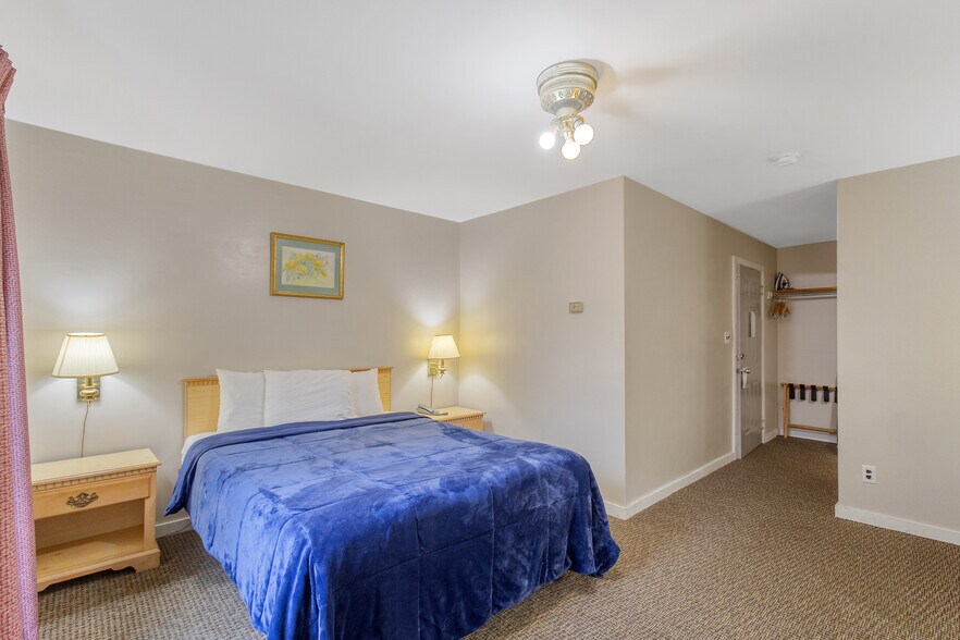 More Photos Of 180 E 10th St, Oswego Hotel For Sale