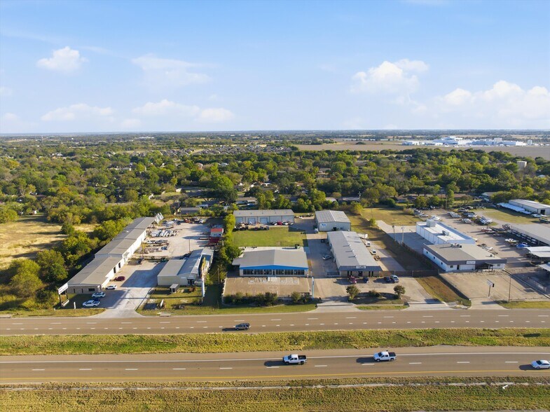 More Photos Of 4980 S Loop 340, Robinson Showroom For Lease