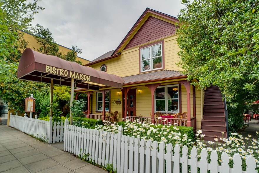 Primary Photo Of 729 NE 3rd St, Mcminnville Restaurant For Sale