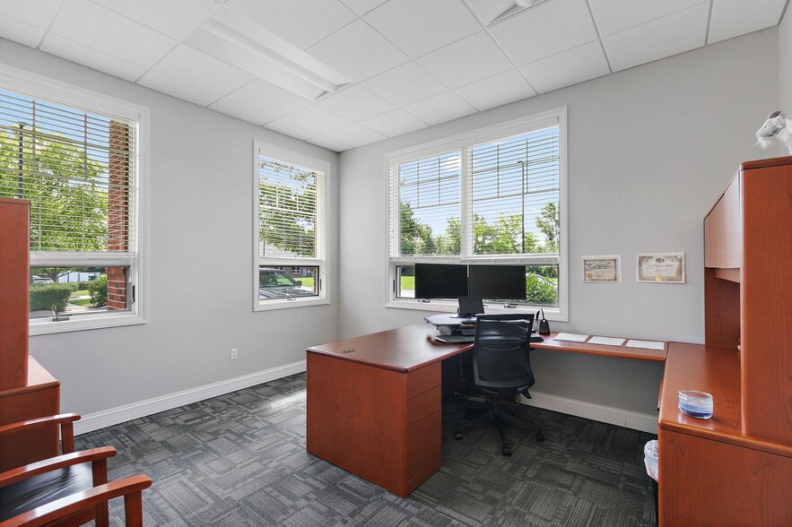 More Photos Of 220 Garden St, Yorkville Office For Sale