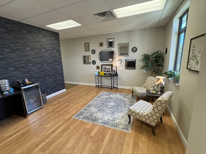 More Photos Of 402-404 S Scott Rd, Fort Wayne Showroom For Sale