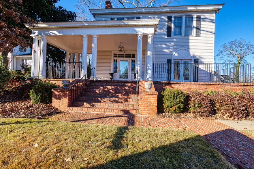 More Photos Of 1011 E Washington St, Greenville Office For Lease