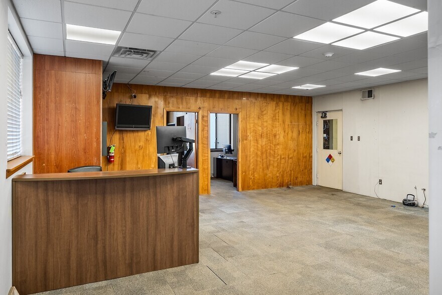 More Photos Of 3050 Wagner Rd, Waterloo Freestanding For Sale