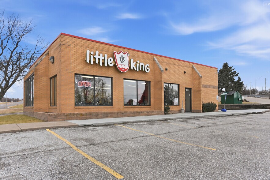 More Photos Of 14005 Q St, Omaha Fast Food For Lease