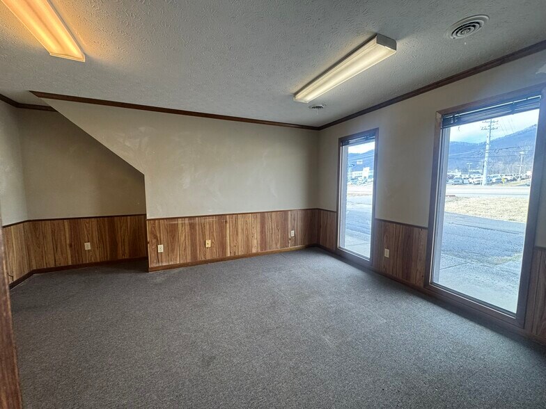 More Photos Of 1901 Old Jacksboro Hwy, LaFollette Office For Sale