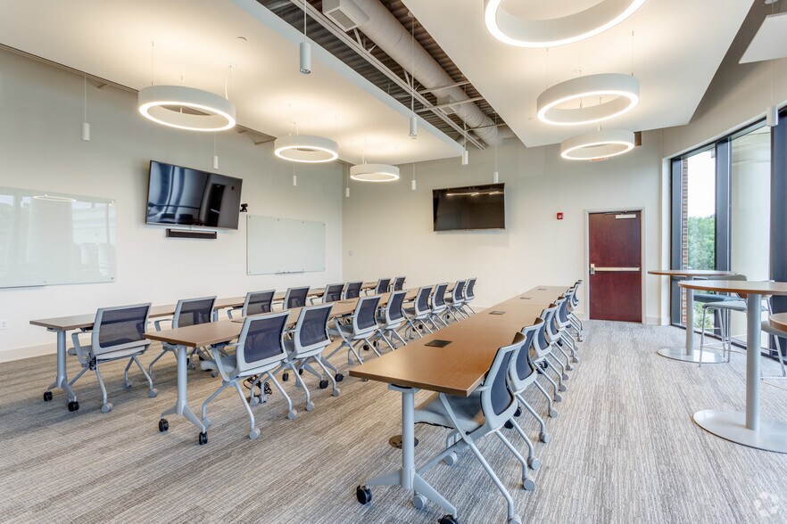 More Photos Of 393 Nichol Mill Ln, Franklin Office For Lease