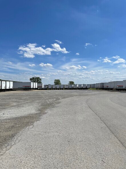 More Photos Of 106 Mooney Dr, Bourbonnais Warehouse For Lease