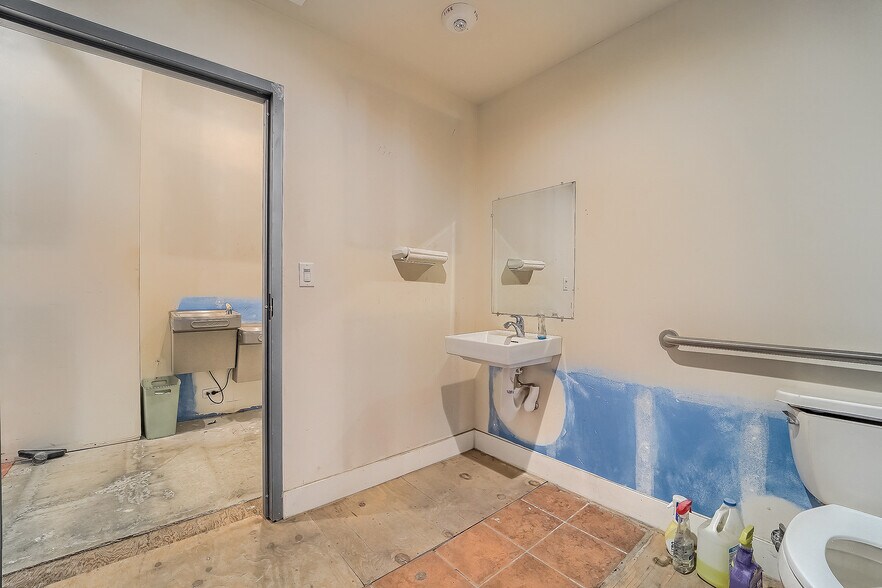 More Photos Of 611 2nd Ave, Longmont Showroom For Sale