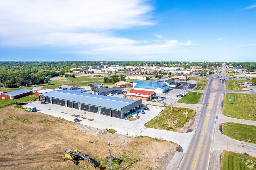 More Photos Of 1601 E Army Post Rd, Des Moines Flex For Lease