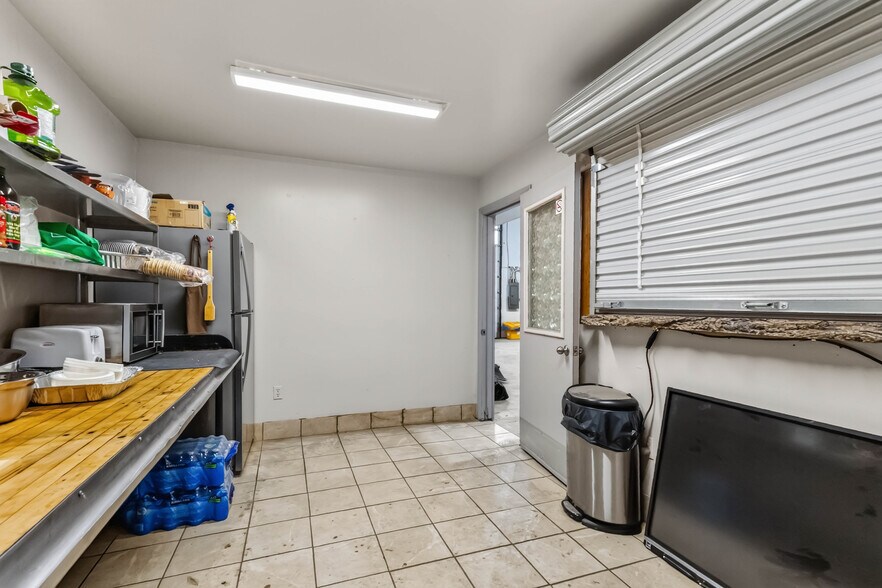 More Photos Of 2081 Piper Ln, London Industrial For Lease