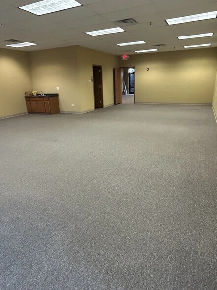 More Photos Of 18311 N Creek Dr, Tinley Park Office For Lease