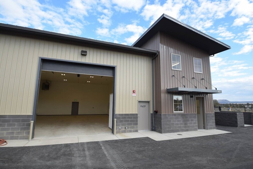 More Photos Of 1051 SW Layton Ct, Prineville Warehouse For Sale