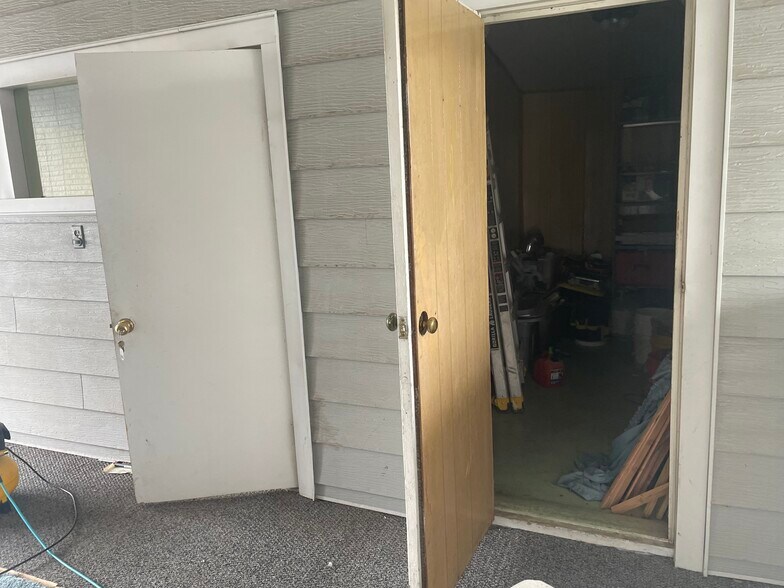 More Photos Of 370 N State St, Shelley Storefront Retail Residential For Lease