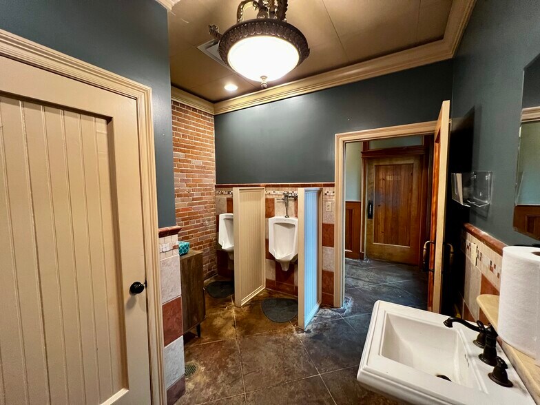 More Photos Of 117 Walnut St, Hattiesburg Restaurant For Sale