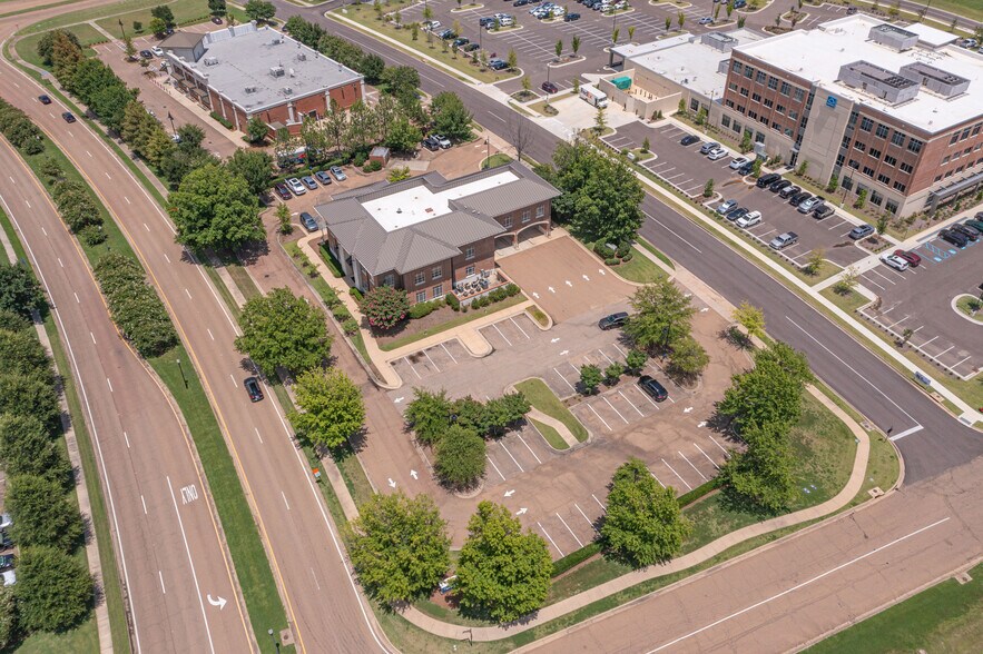 More Photos Of 1600 Highland Colony Pky, Madison Bank For Lease