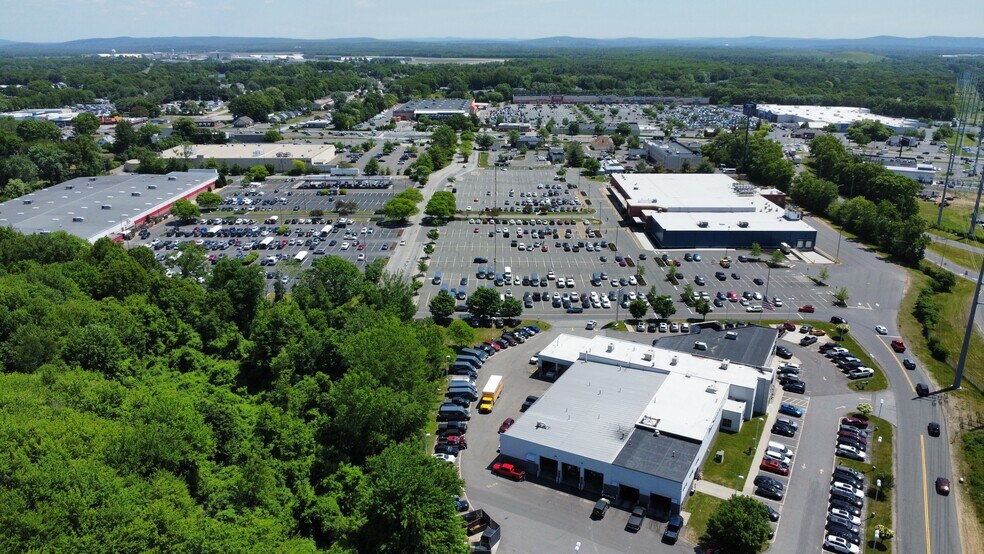 More Photos Of 650 Memorial Dr, Chicopee Supermarket For Lease