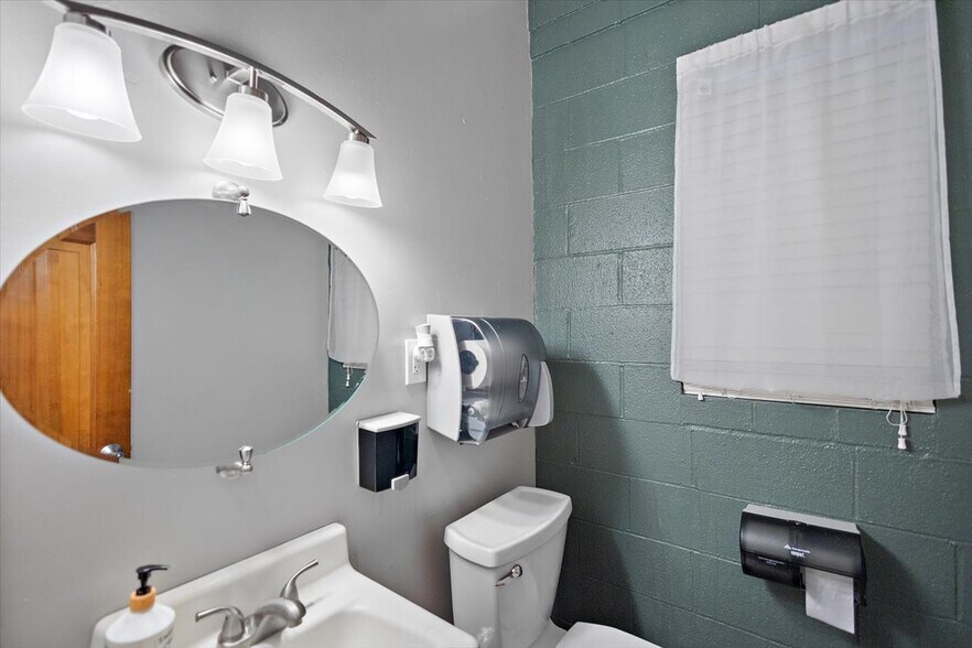 More Photos Of 908 Cherry St, Vicksburg Office For Sale