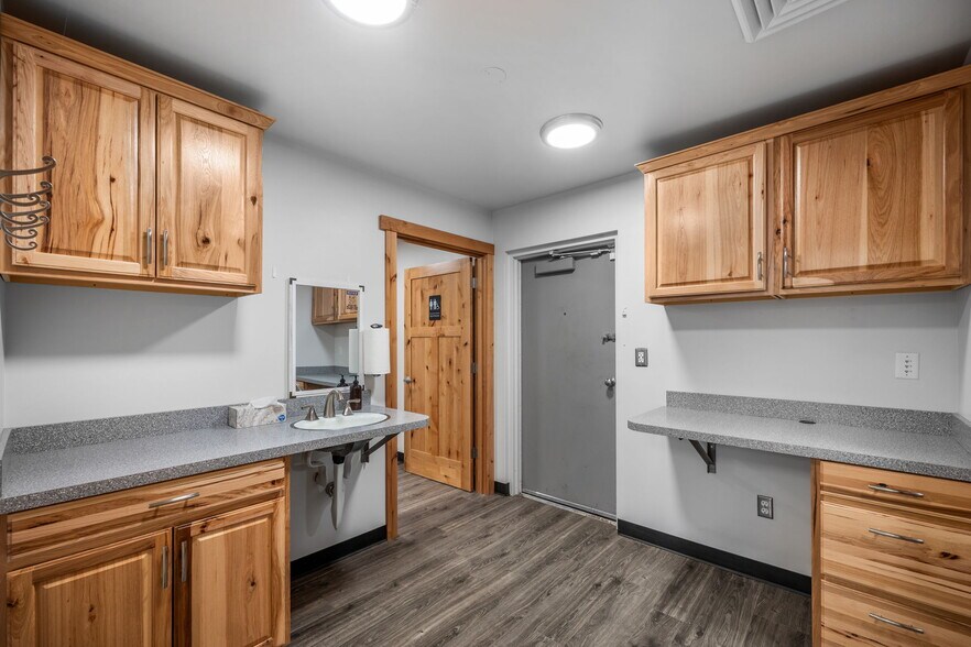 More Photos Of 639 Morgan St, Davenport Bank For Lease