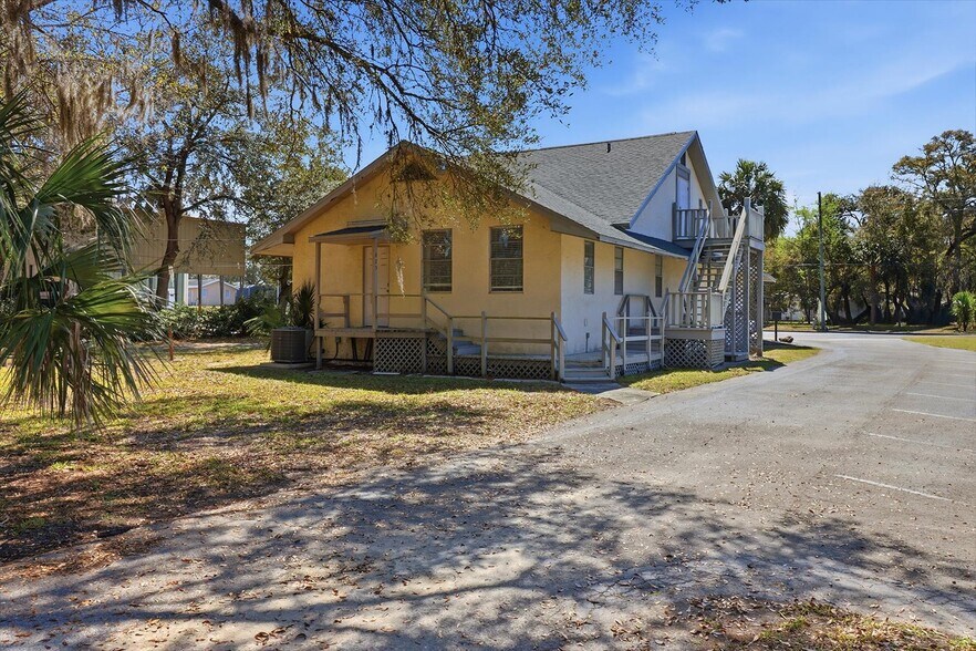 More Photos Of 823 NE 5th St, Crystal River Office For Sale