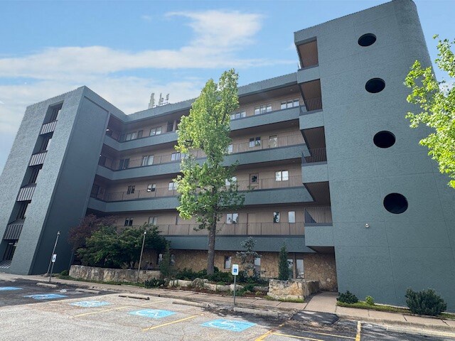 More Photos Of 2801 Parklawn Dr, Midwest City Medical For Lease