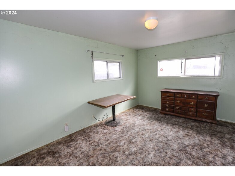 More Photos Of 501 NW Douglas Blvd, Winston General Retail For Sale