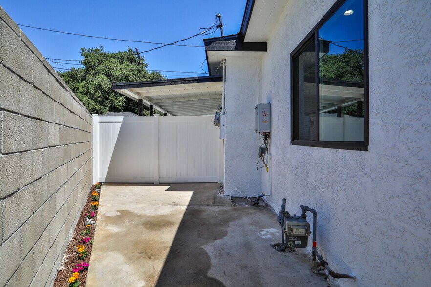 More Photos Of 2111 Scott Rd, Burbank Apartments For Sale