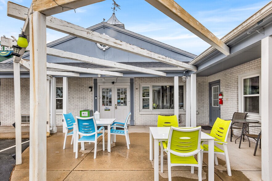 More Photos Of 488 South St, Green Lake Hotel For Sale