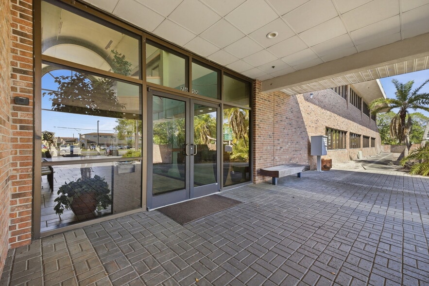 More Photos Of 7655 38th Ave N, Saint Petersburg Office For Sale
