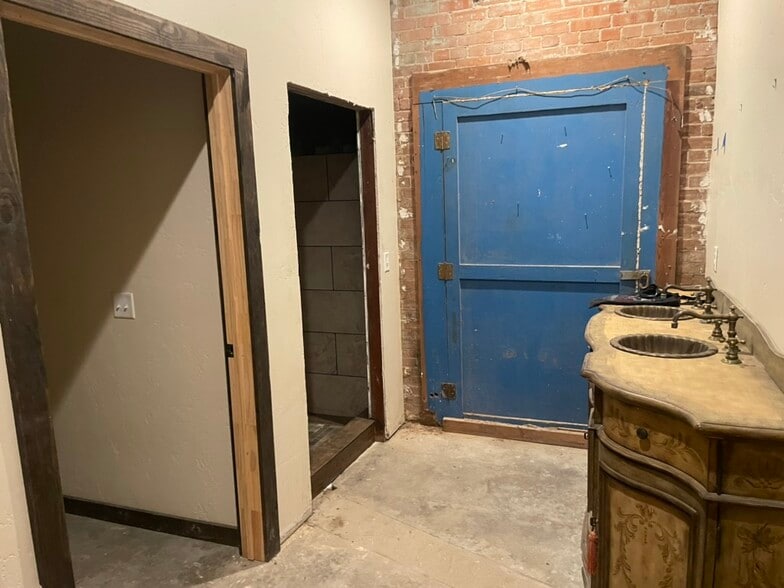 More Photos Of 189 Broadway St, Alba Storefront Retail Office For Sale