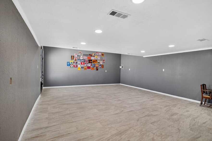 More Photos Of 11010 W Joan Dr, Odessa Warehouse For Sale