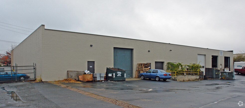 More Photos Of 1601-1607 Lakeland Ave, Bohemia Warehouse For Lease