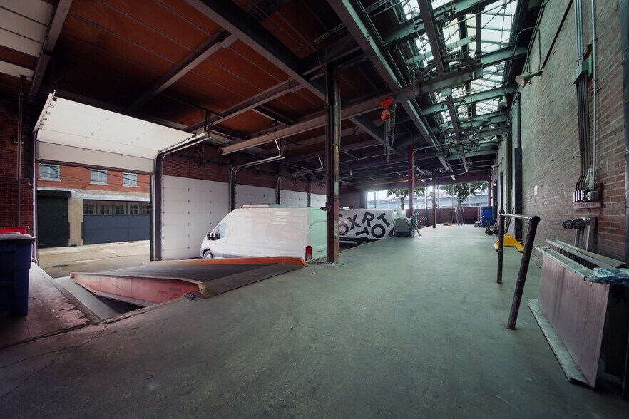 More Photos Of 900 W Cermak Rd, Chicago Warehouse For Lease