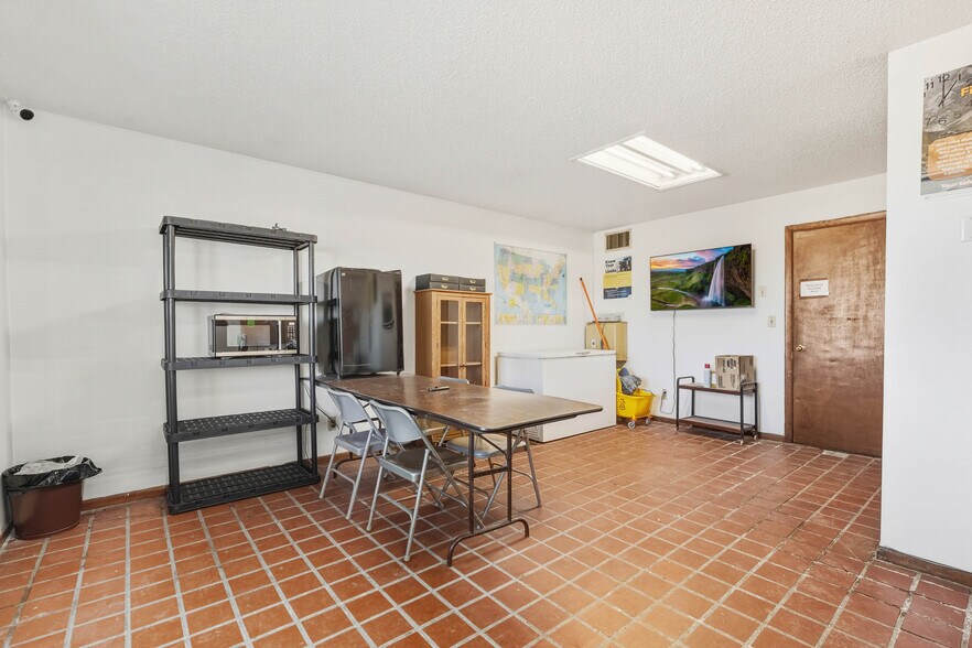 More Photos Of 604 Industrial Park Dr, Eldon Office For Sale