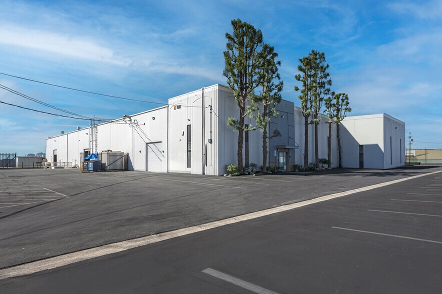More Photos Of 7101 Fair Ave, North Hollywood Warehouse For Lease