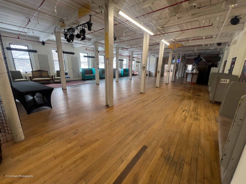 More Photos Of 63 Flansburg Ave, Dalton Flex For Sale