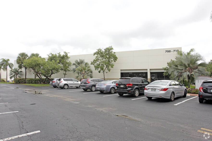 More Photos Of 700-710 S Military Trl, Deerfield Beach Warehouse For Lease