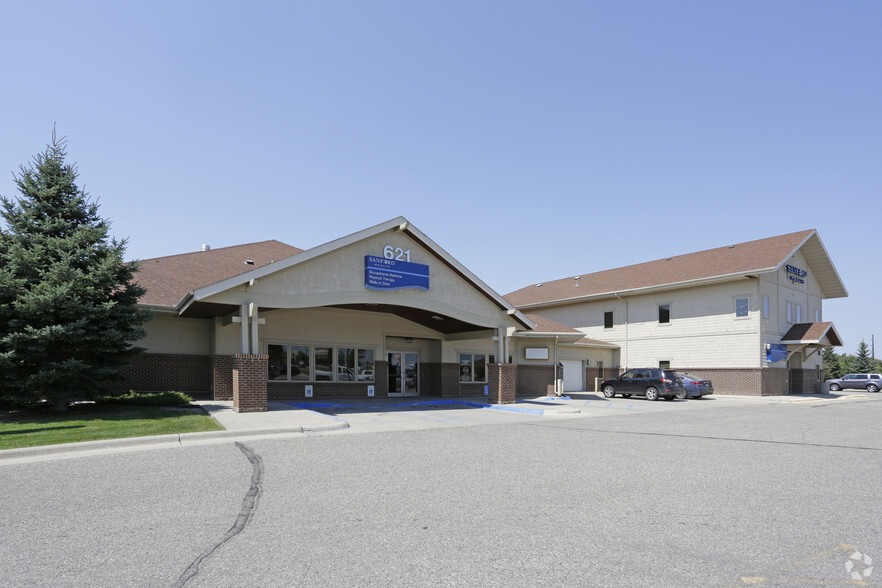 Primary Photo Of 625 Demers Ave, East Grand Forks Medical For Lease