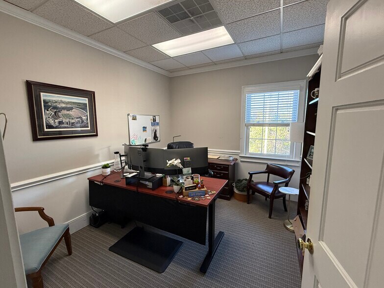 More Photos Of 150 N 9th St, West Columbia Office For Sale