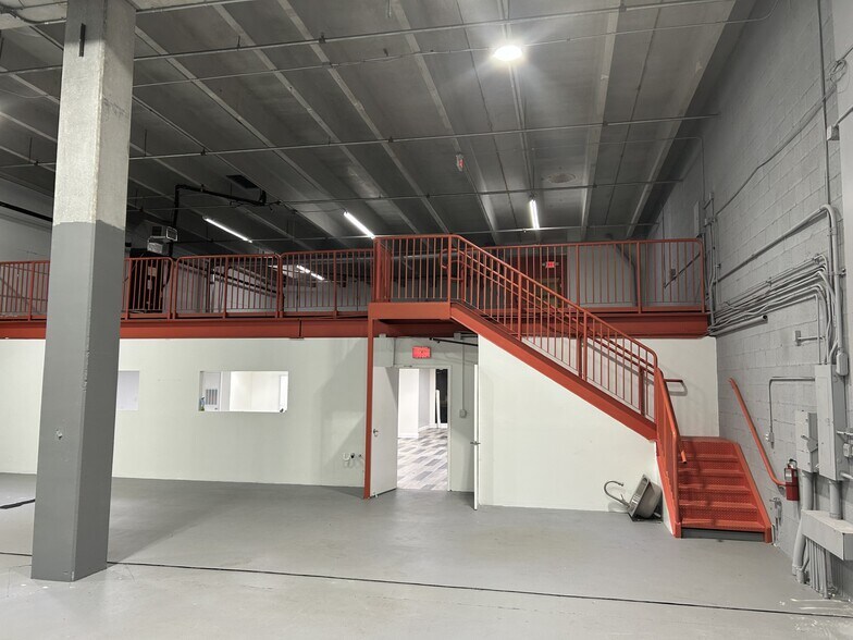 More Photos Of 312-384 S Military Trl, Deerfield Beach Light Distribution For Lease