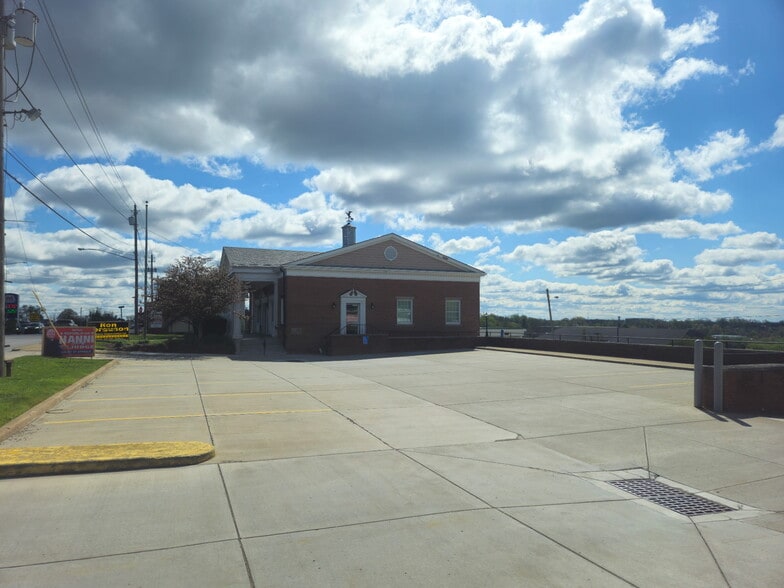 More Photos Of 600 Main St, Wintersville Bank For Lease