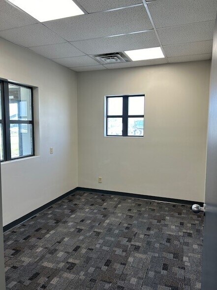 More Photos Of 1475 Navco Dr, Lafayette Service For Lease