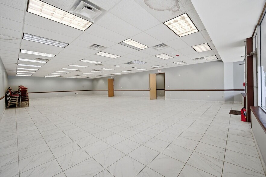 More Photos Of 944 E Roosevelt Rd, West Chicago Storefront For Lease